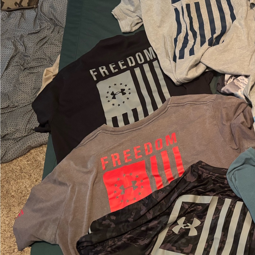 Under Armour MensFreedom Graphic T-Shirt - Black and Gray